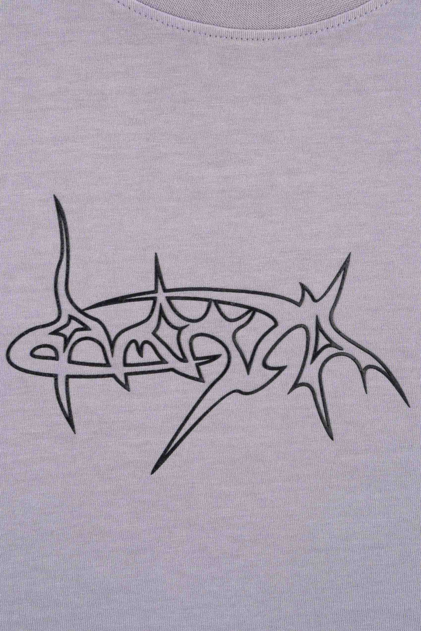 Jasnofioletowy t-shirt z autorską grafiką z przodu