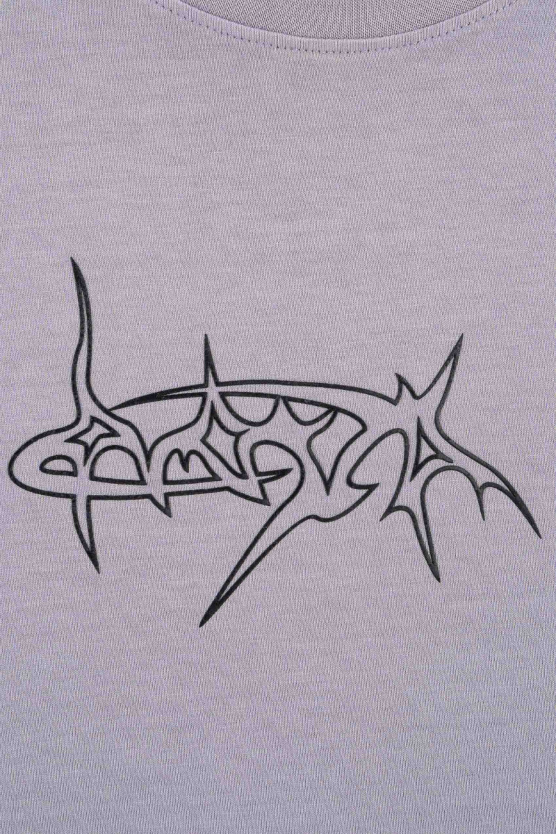 Jasnofioletowy t-shirt z autorską grafiką z przodu