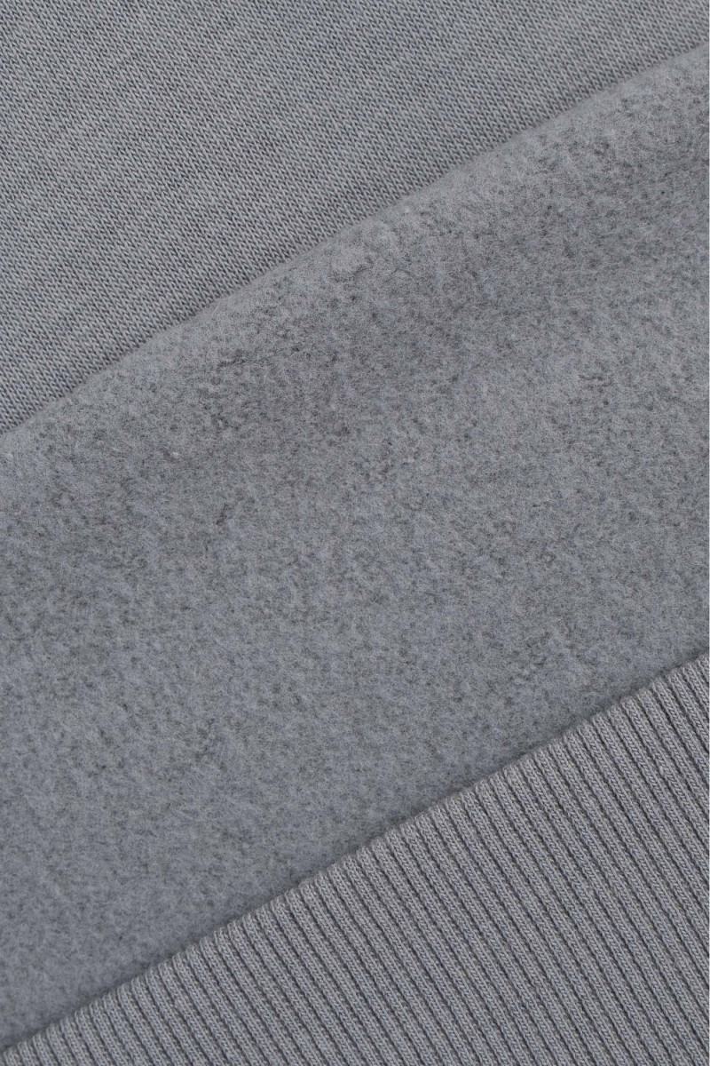 Szara bluza bez kaptura z minimalistycznym nadrukiem z przodu