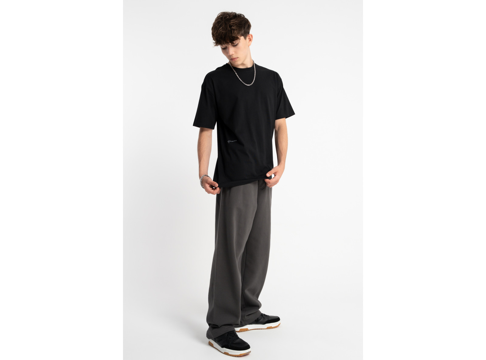 Czarny t-shirt LOOSE z autorską grafiką z tyłu