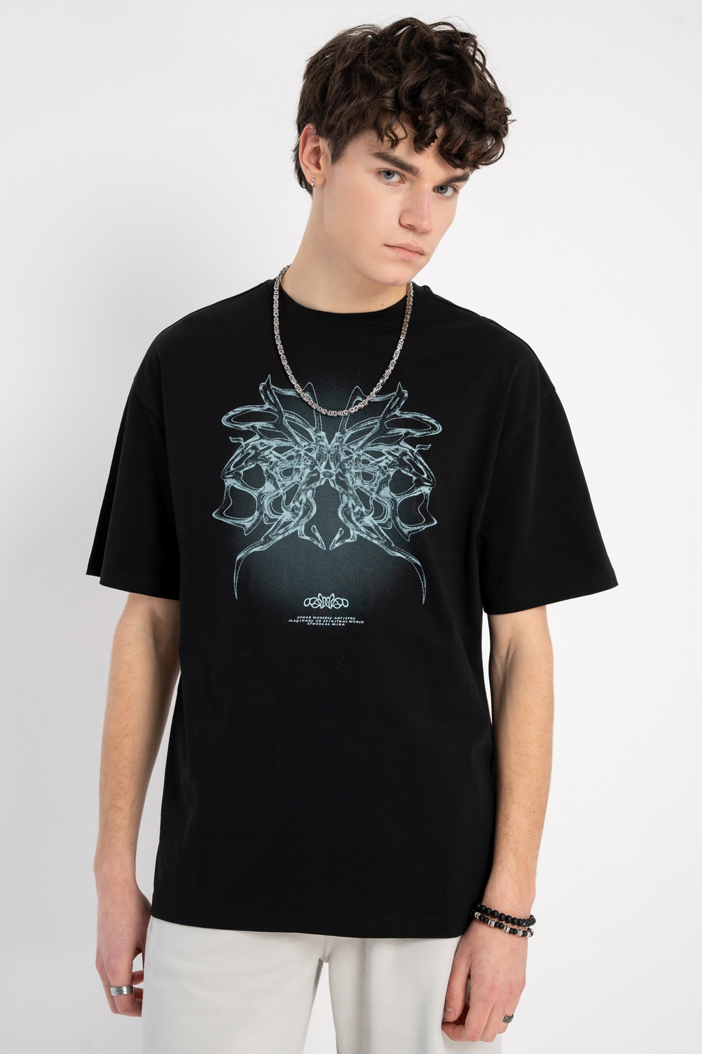 Czarny t-shirt REGULAR z autorską grafiką z przodu