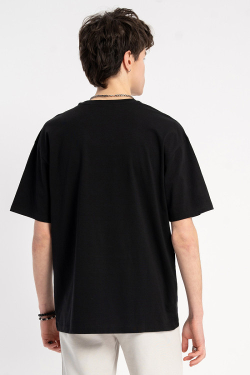 Czarny t-shirt REGULAR z autorską grafiką z przodu