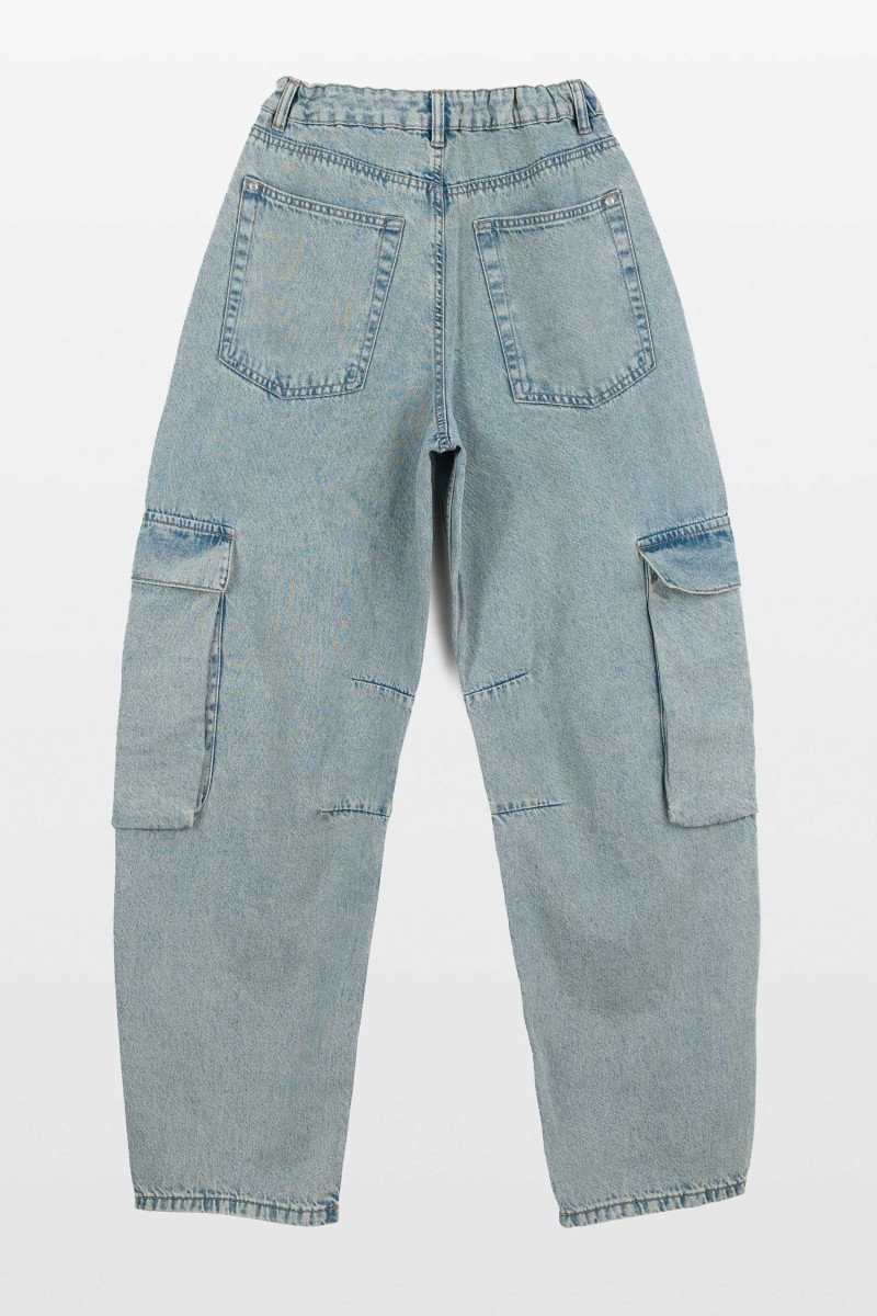 Niebieskie spodnie jeansowe typu CARGO z przestrzennymi kieszeniami Niebieskie spodnie jeansowe typu CARGO z przestrzennymi kieszeniami