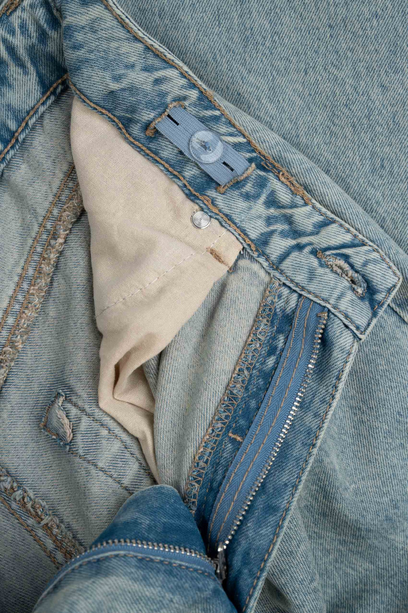 Niebieskie spodnie jeansowe typu CARGO z przestrzennymi kieszeniami Niebieskie spodnie jeansowe typu CARGO z przestrzennymi kieszeniami