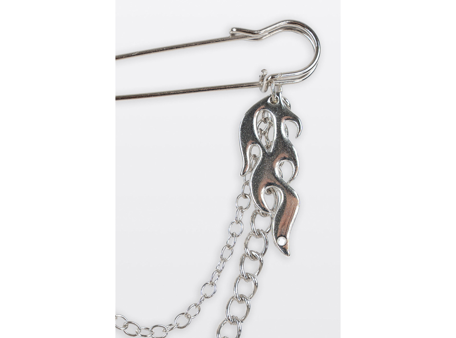 Ozdobna przypinka z łańcuszkami