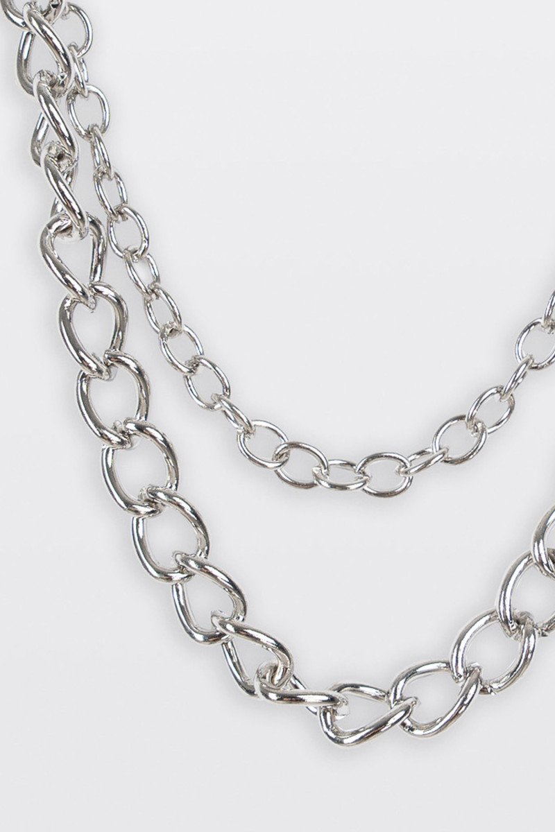 Ozdobna przypinka z łańcuszkami