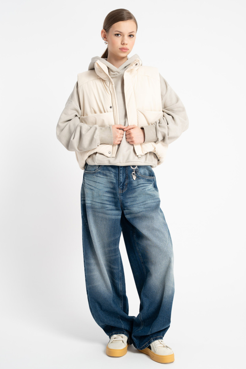 Kremowy bezrękawnik na stójce, kremowy