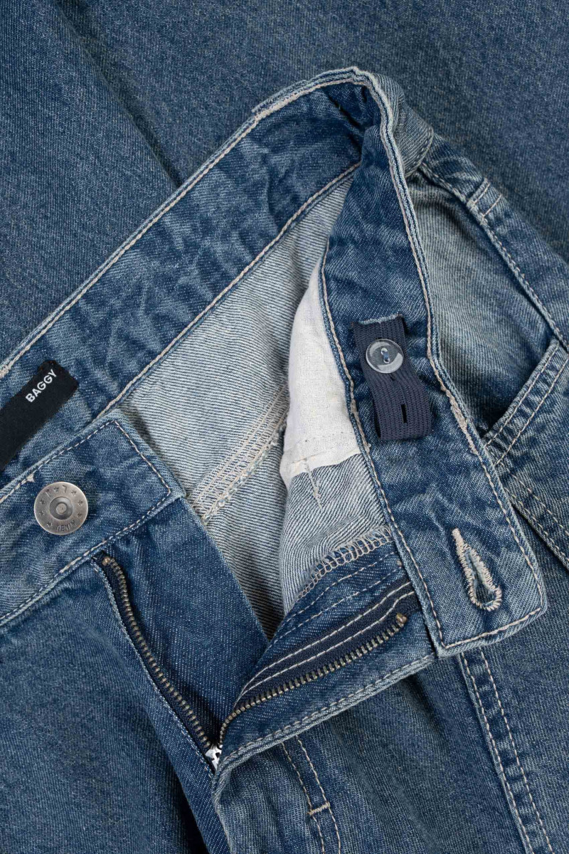 Niebieskie spodnie jensowe o kroju BAGGY z modnymi cięciami