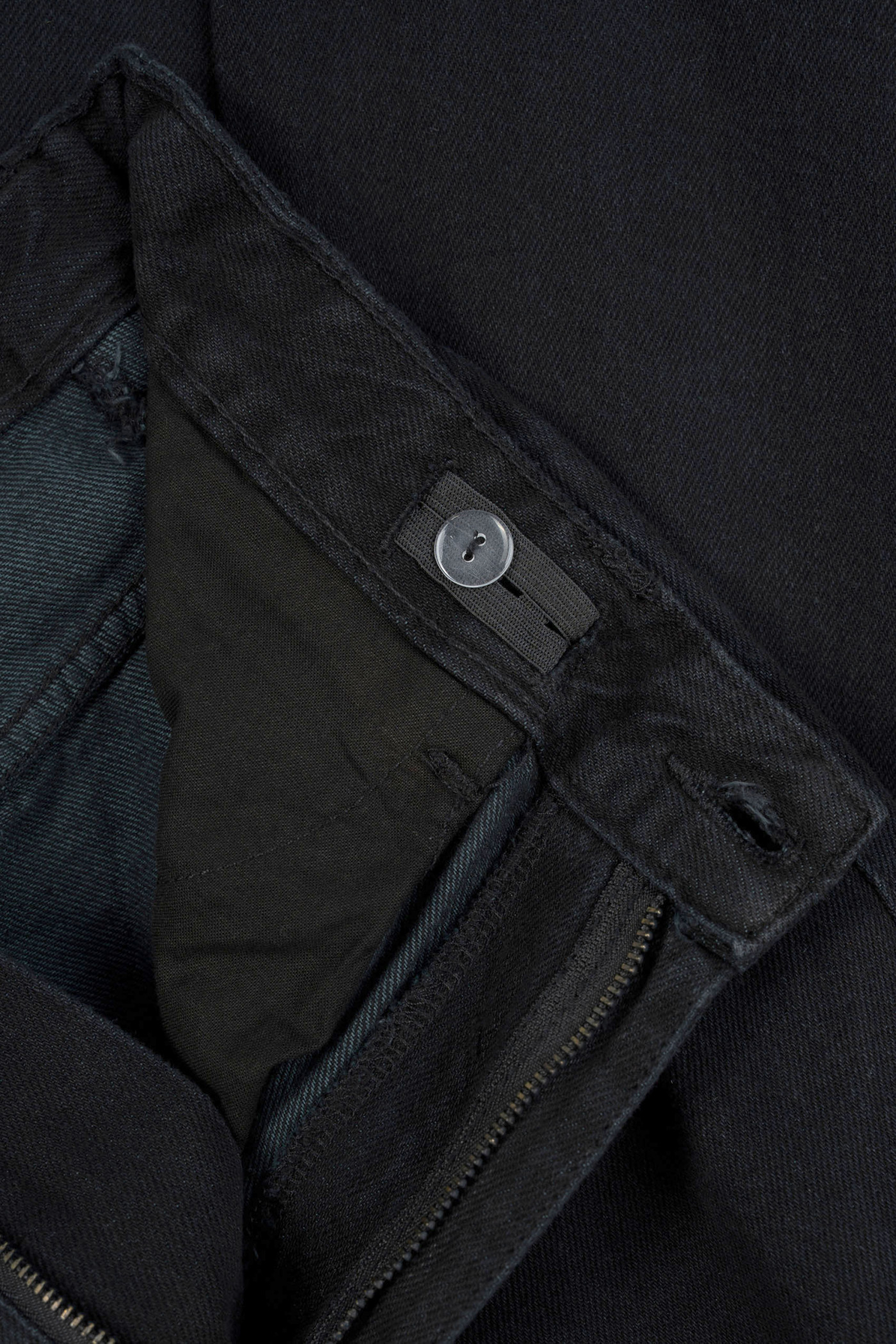 Czarne spodnie jeansowe o klasycznym kroju