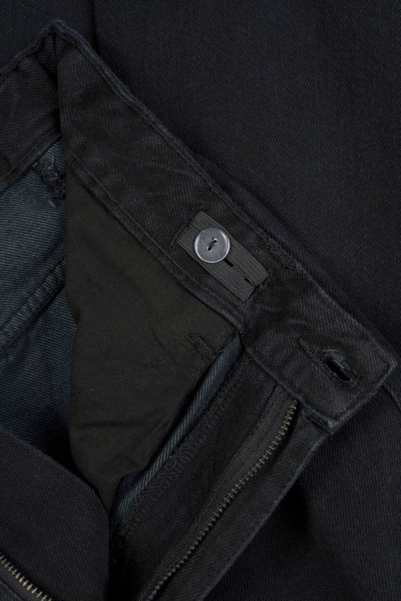 Czarne spodnie jeansowe o klasycznym kroju