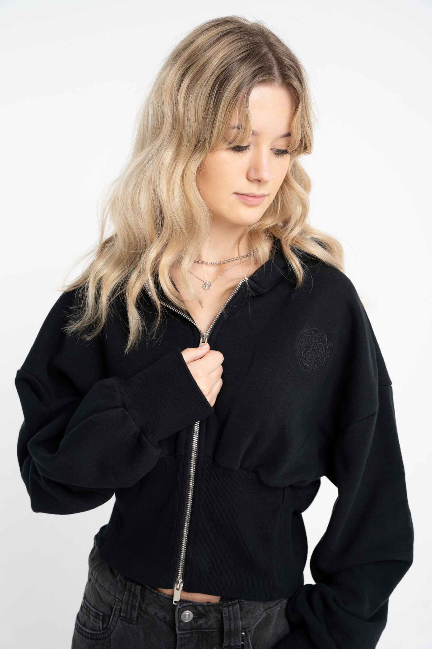 Czarna bluza BOXY z kapturem z podkreśloną talią