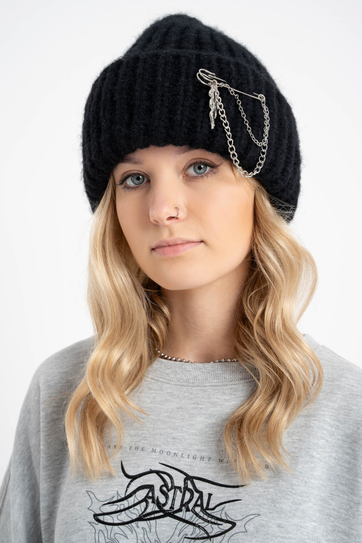 Ozdobna przypinka z łańcuszkami