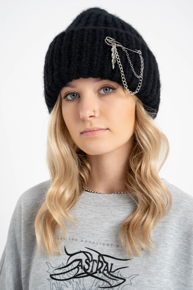 Ozdobna przypinka z łańcuszkami