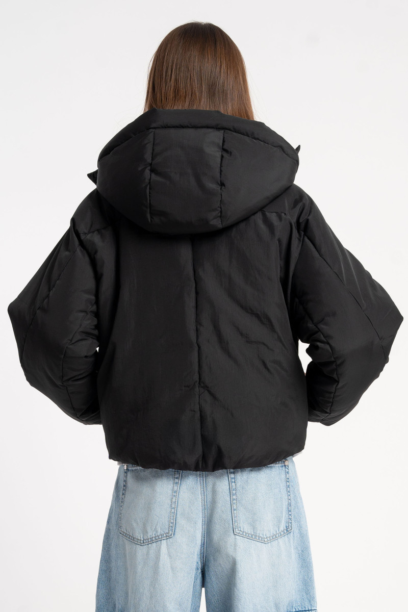 Czarna kurtka ocieplana z obszernym kapturem