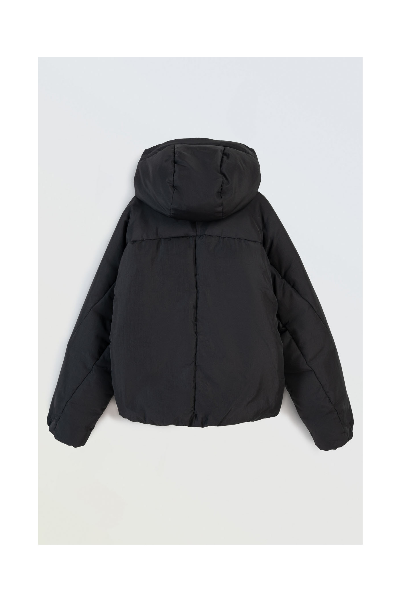 Czarna kurtka ocieplana z obszernym kapturem