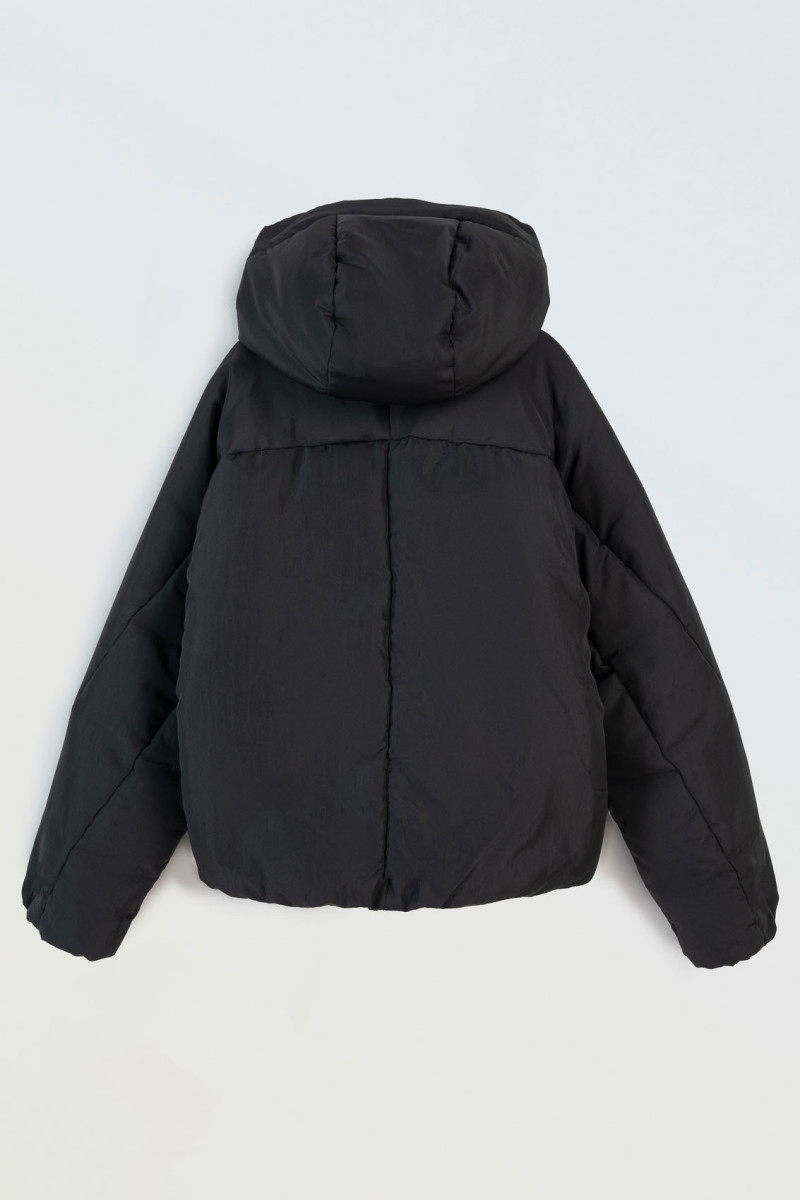 Czarna kurtka ocieplana z obszernym kapturem