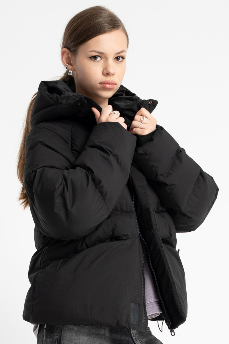 Czarna pikowana kurtka ocieplana z kapturem, czarny