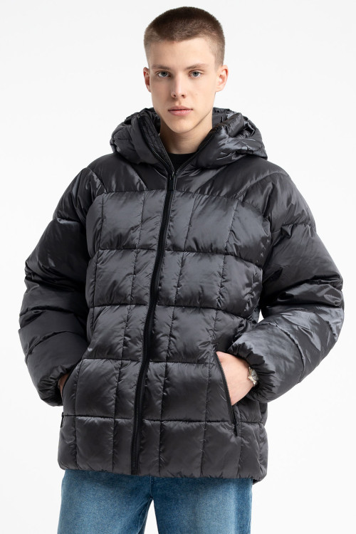 Czarna pikowana kurtka ocieplana z kapturem