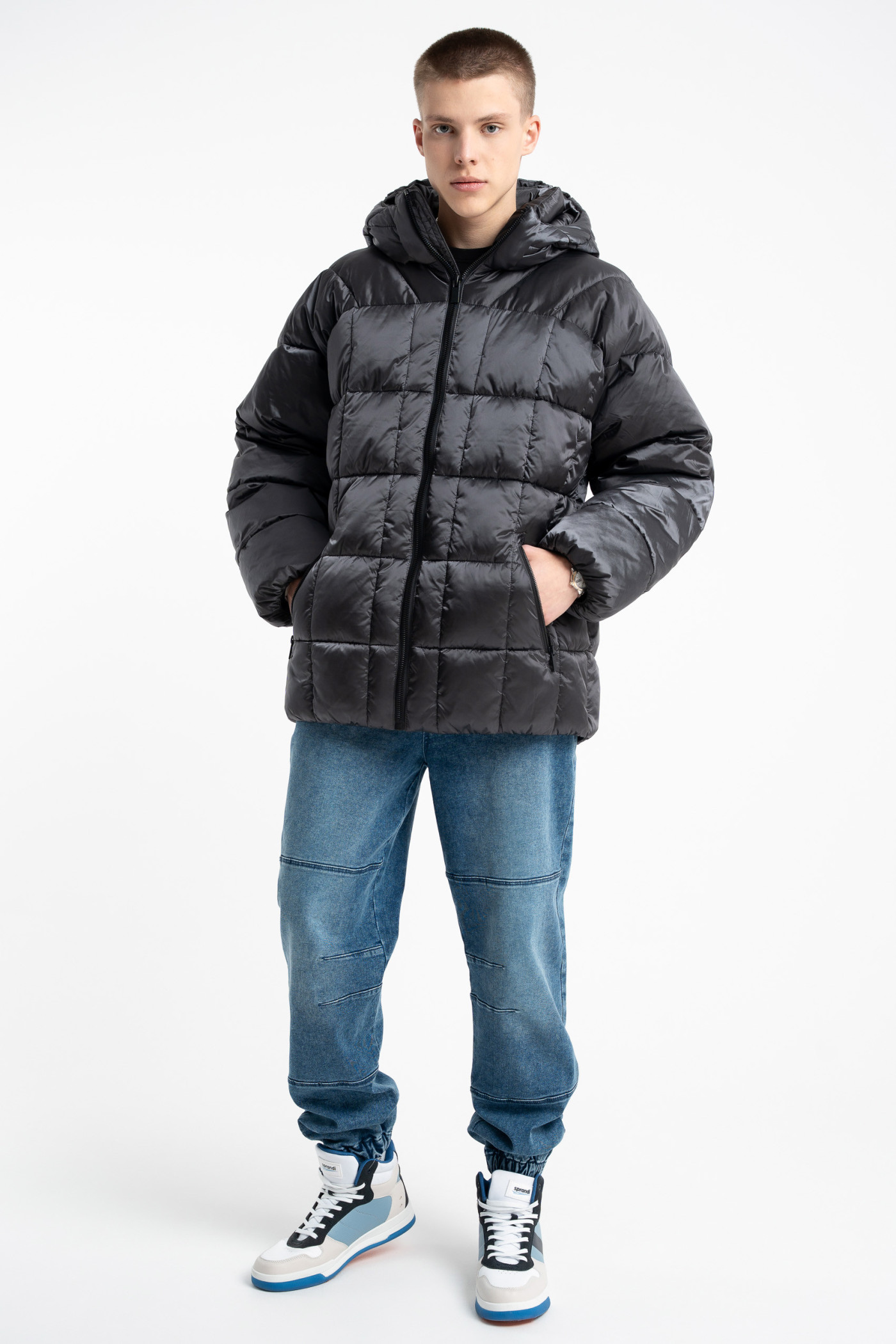 Czarna pikowana kurtka ocieplana z kapturem