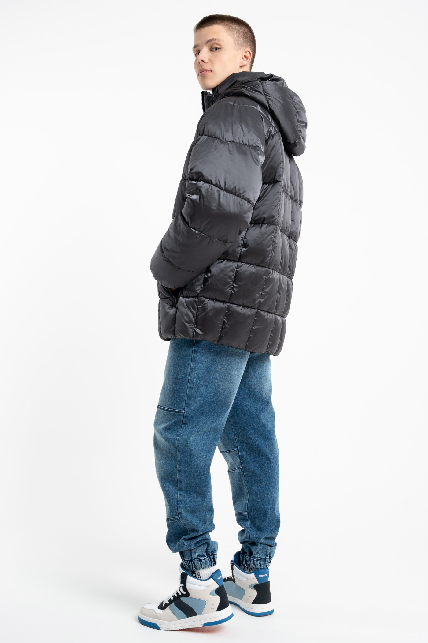 Czarna pikowana kurtka ocieplana z kapturem