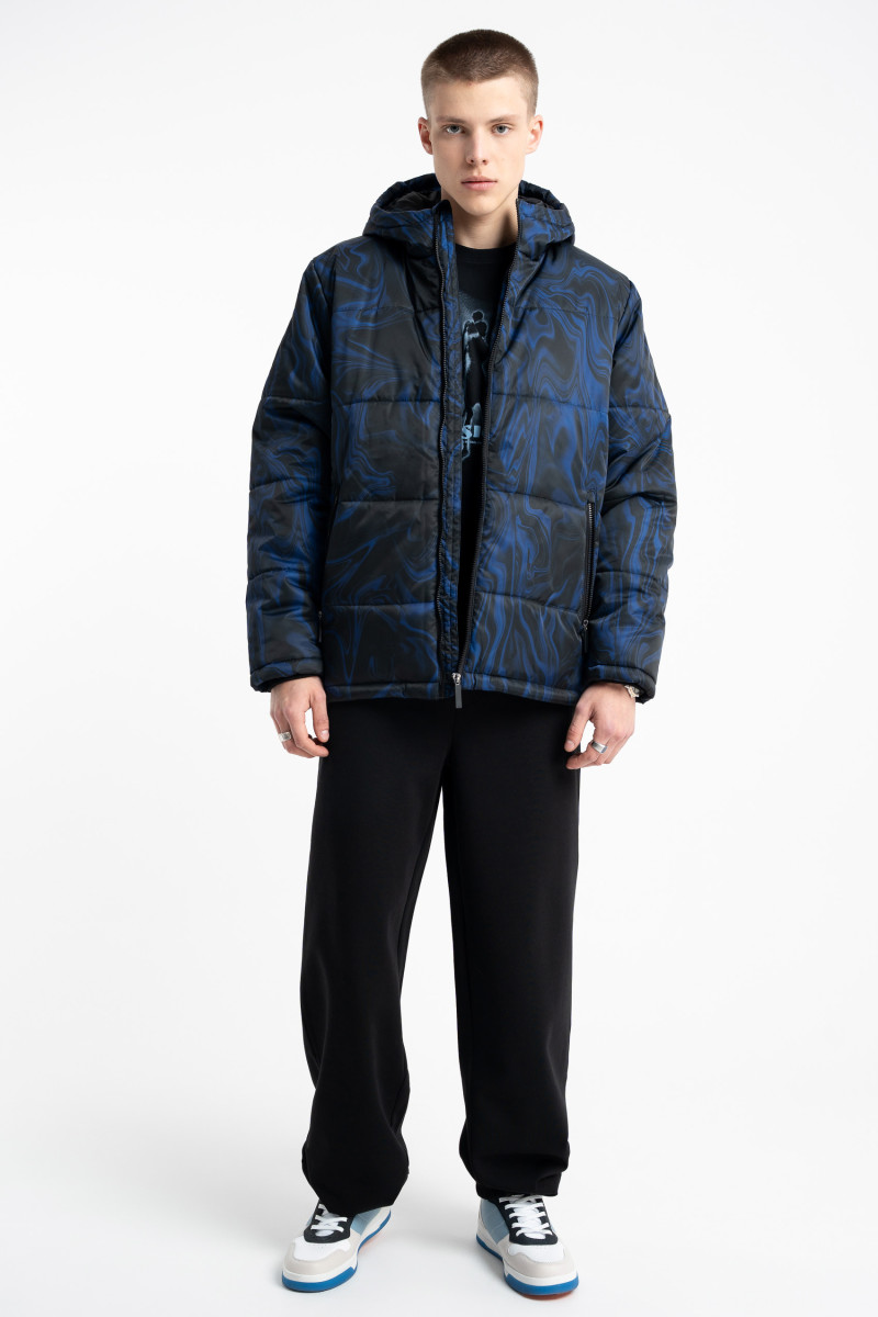 Pikowana kurtka ocieplana z kolorową grafiką na całości, niebieski