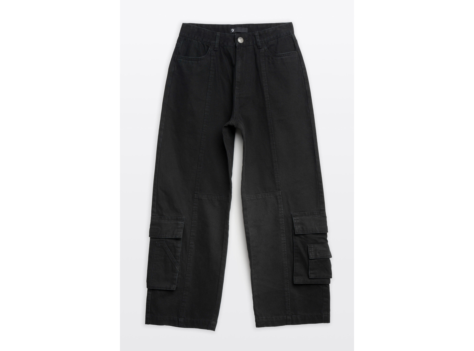 Czarne spodnie jeansowe typu CARGO z przestrzennymi kieszeniami