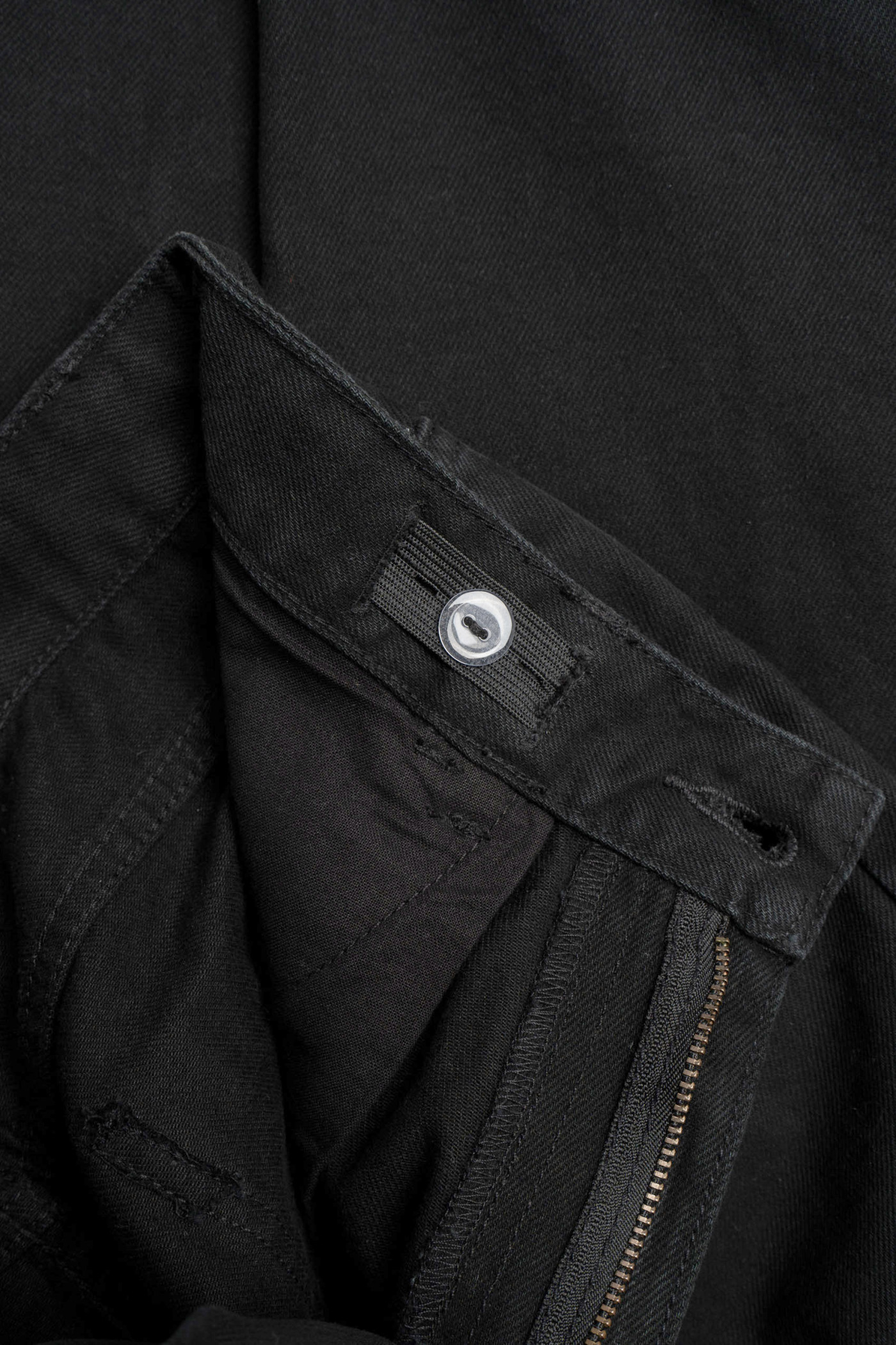 Czarne spodnie jeansowe typu CARGO z przestrzennymi kieszeniami