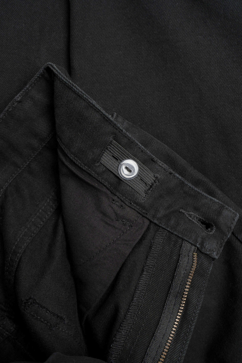 Czarne spodnie jeansowe typu CARGO z przestrzennymi kieszeniami