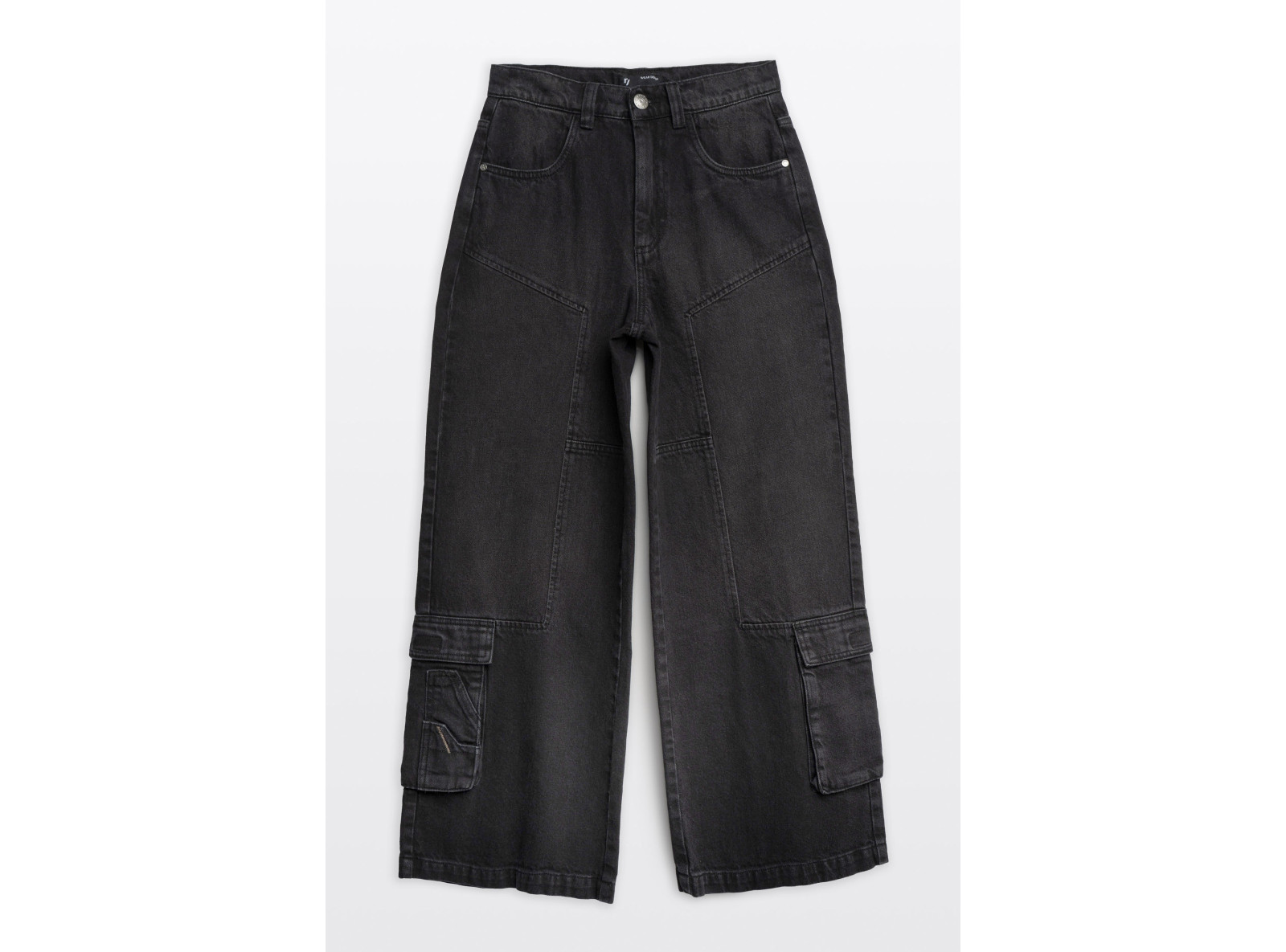 Czarne spodnie jeansowe typu CARGO z przestrzennymi kieszeniami