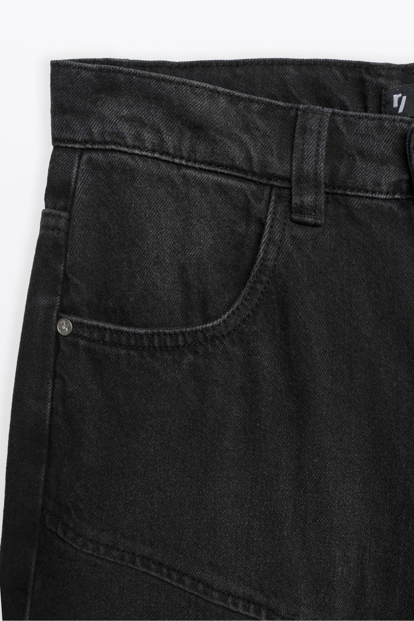 Czarne spodnie jeansowe typu CARGO z przestrzennymi kieszeniami