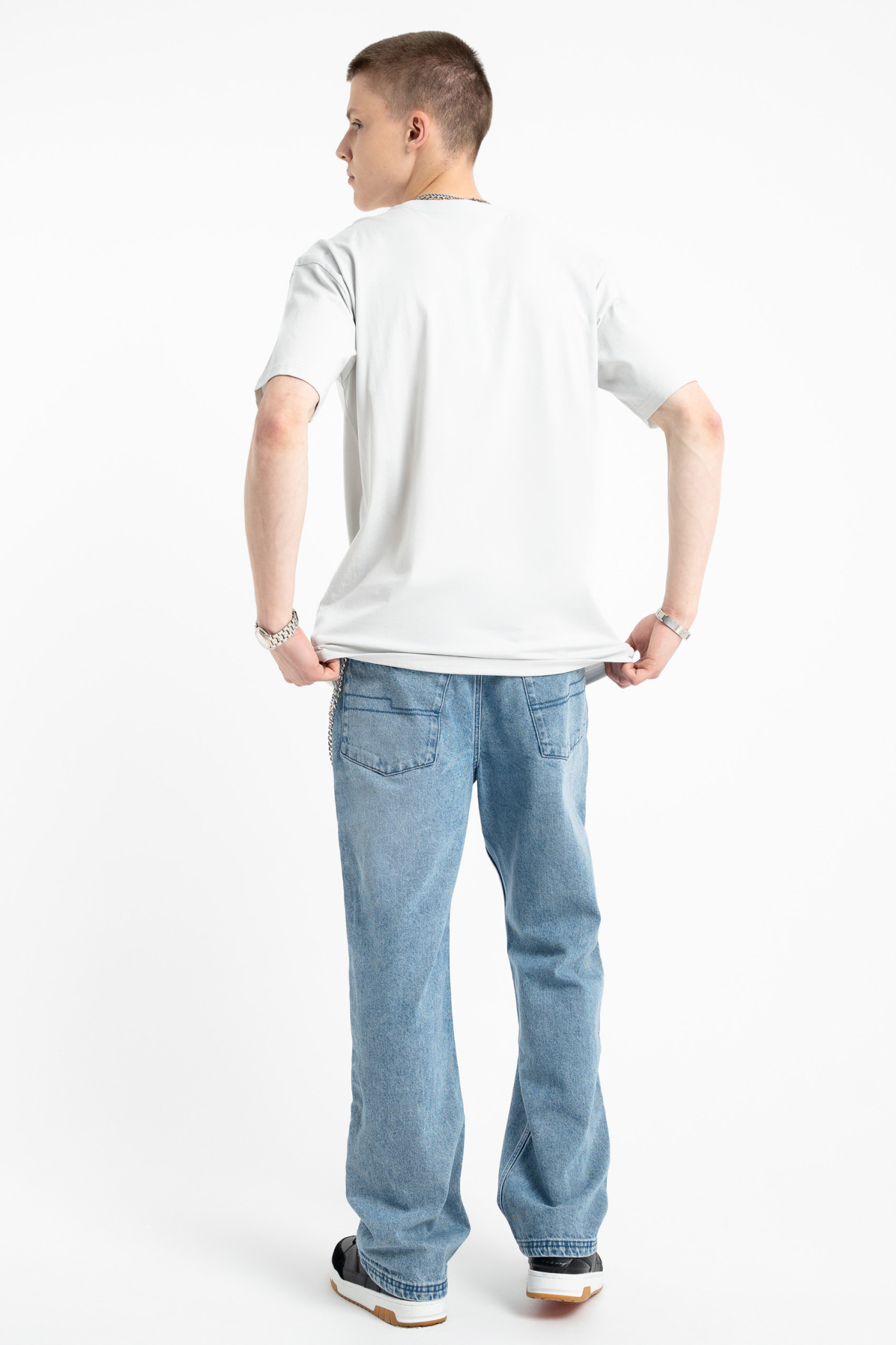 Biały t-shirt LOOSE z autorską grafiką z przodu