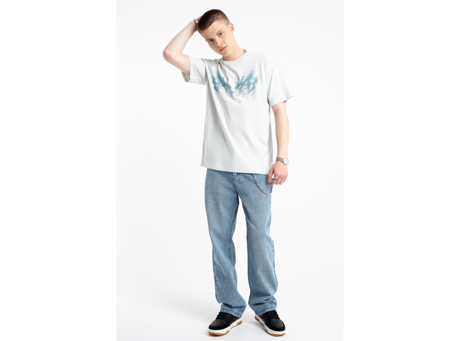 Biały t-shirt LOOSE z autorską grafiką z przodu