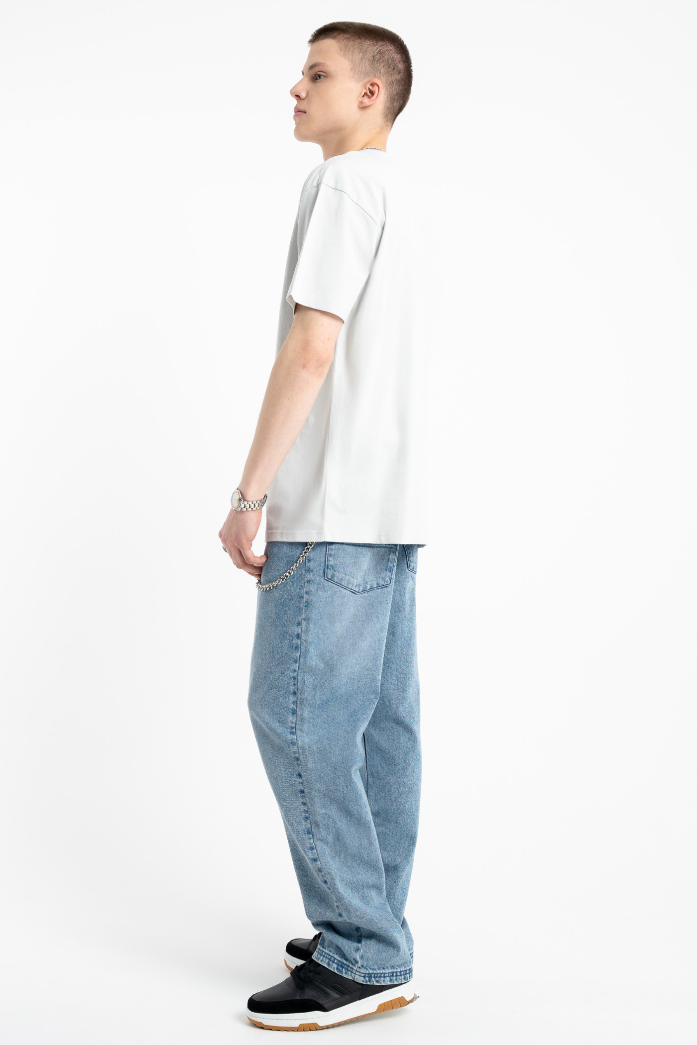 Biały t-shirt LOOSE z autorską grafiką z przodu