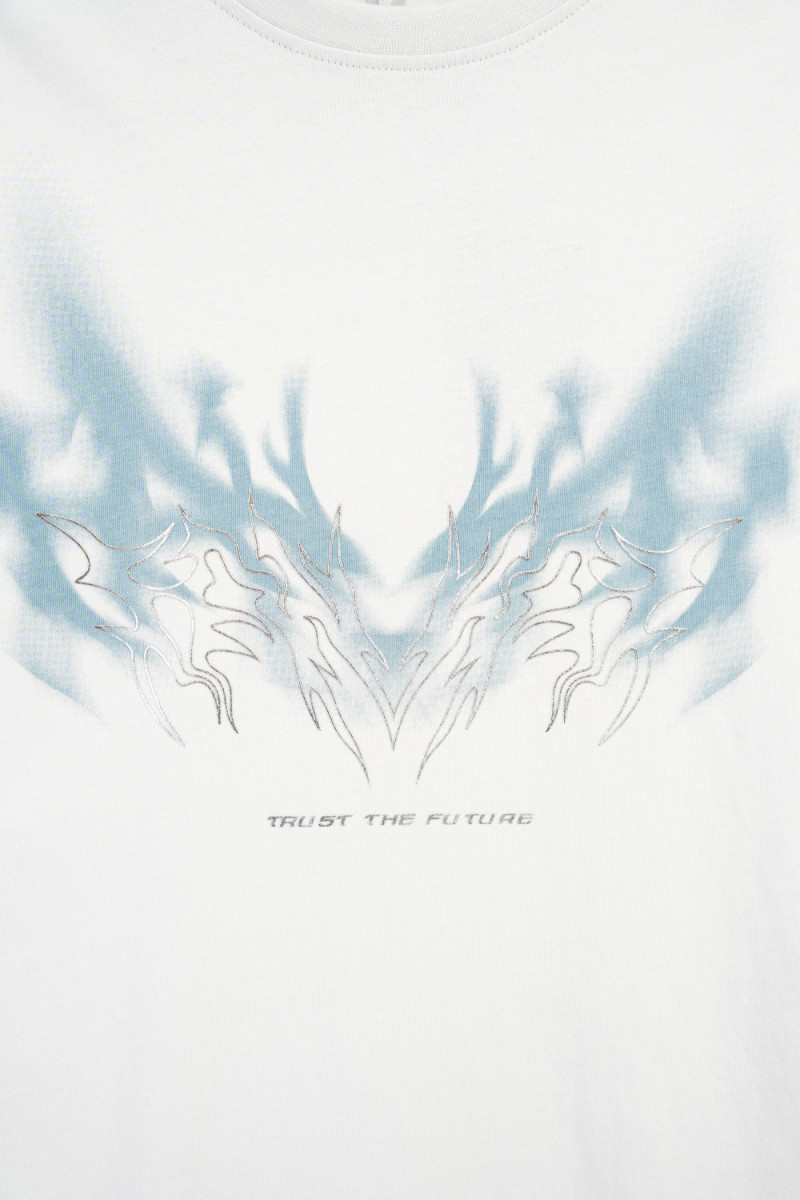 Biały t-shirt LOOSE z autorską grafiką z przodu