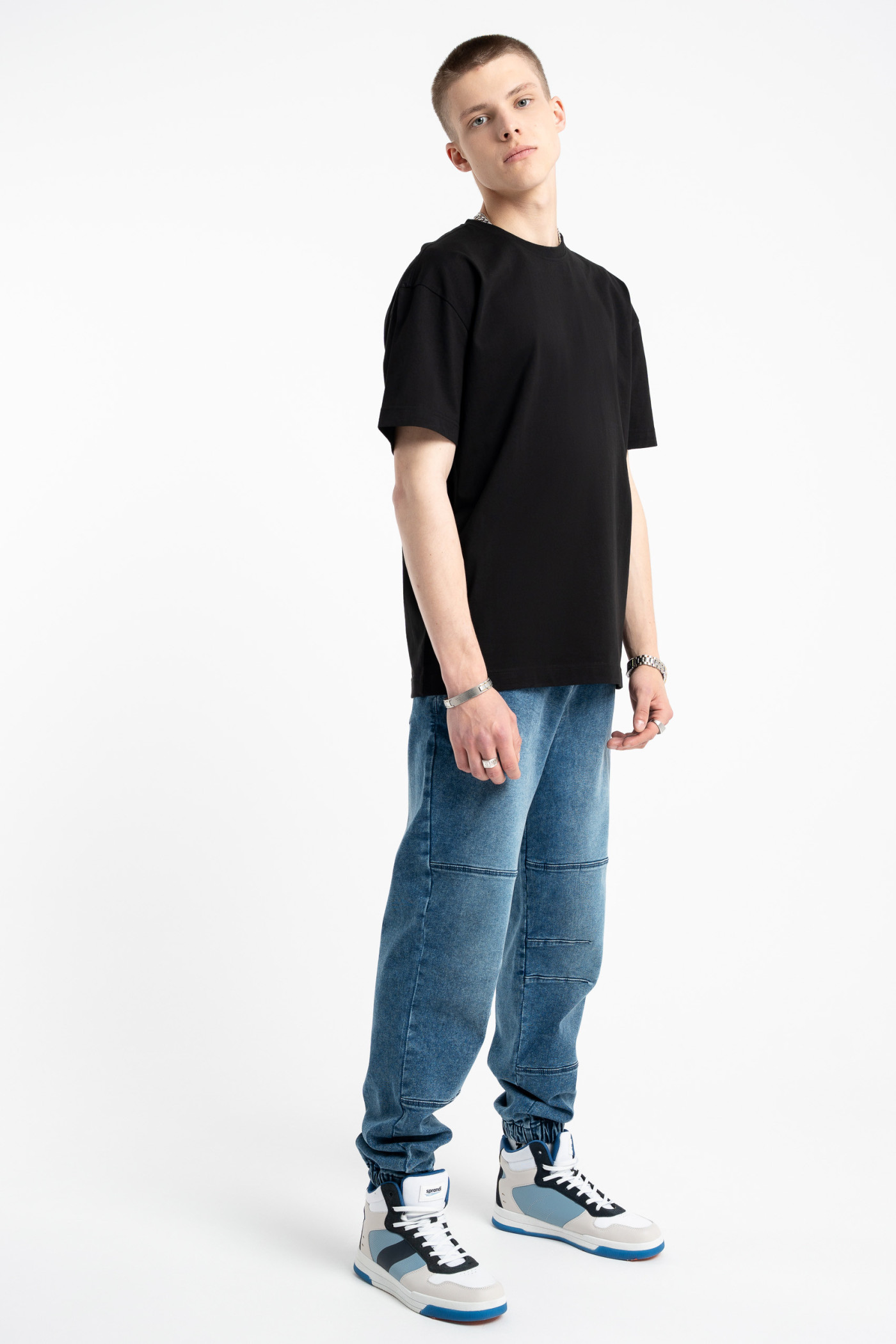 Czarny t-shirt LOOSE z autorską grafiką z tyłu