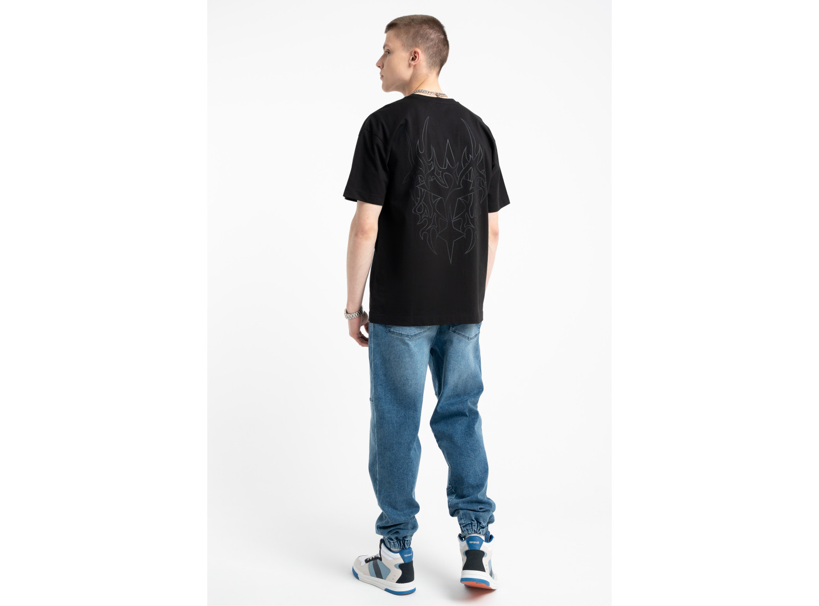 Czarny t-shirt LOOSE z autorską grafiką z tyłu