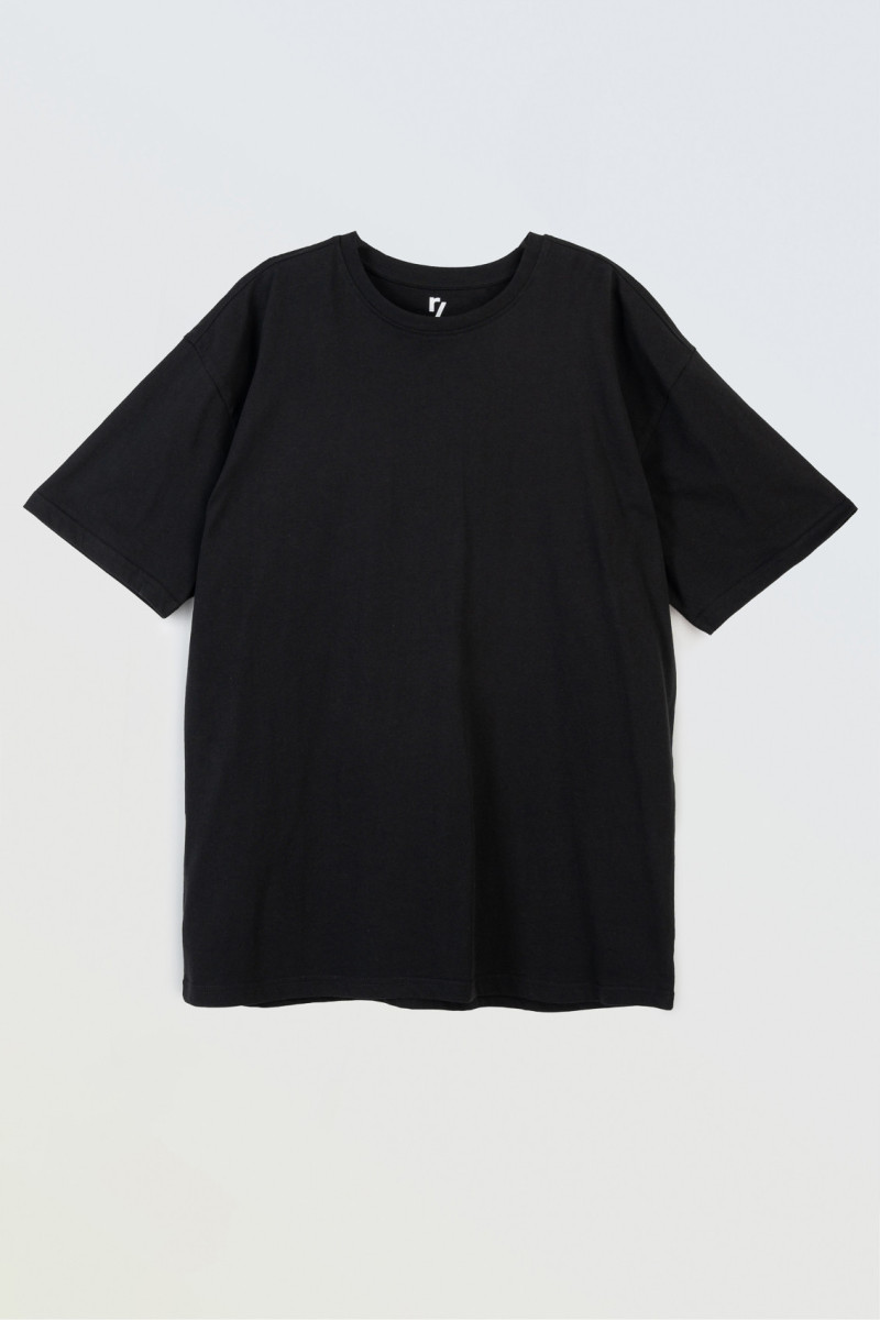 Czarny t-shirt LOOSE z autorską grafiką z tyłu