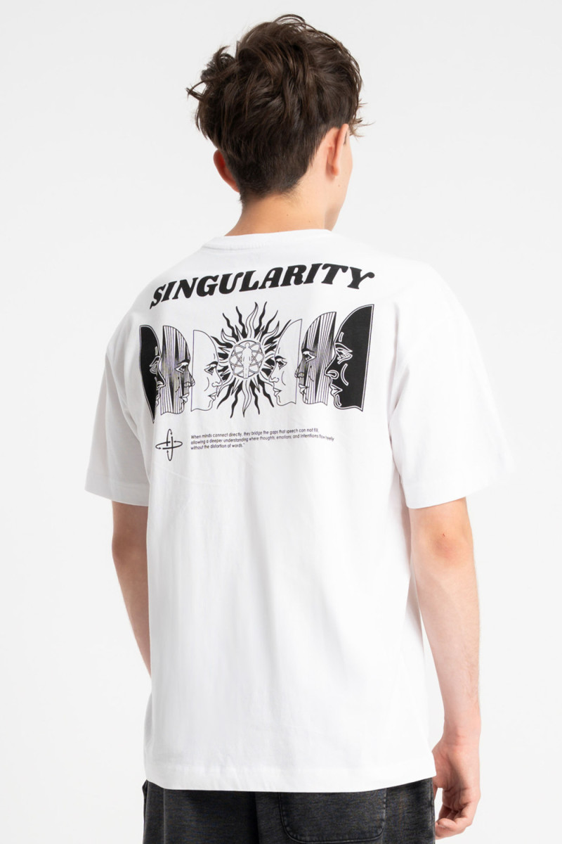 Biały t-shirt LOOSE z autorską grafiką z tyłu