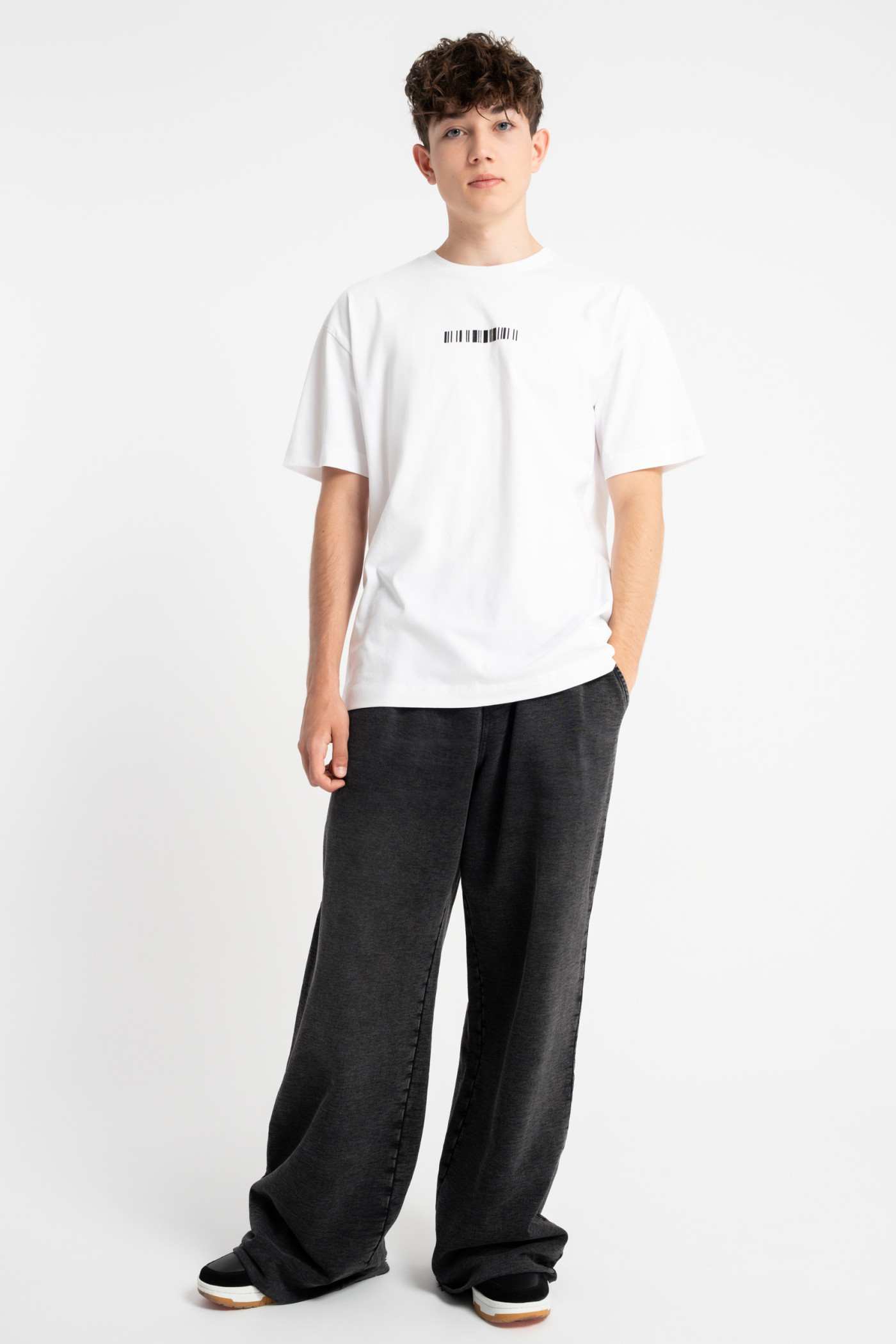 Biały t-shirt LOOSE z autorską grafiką z tyłu