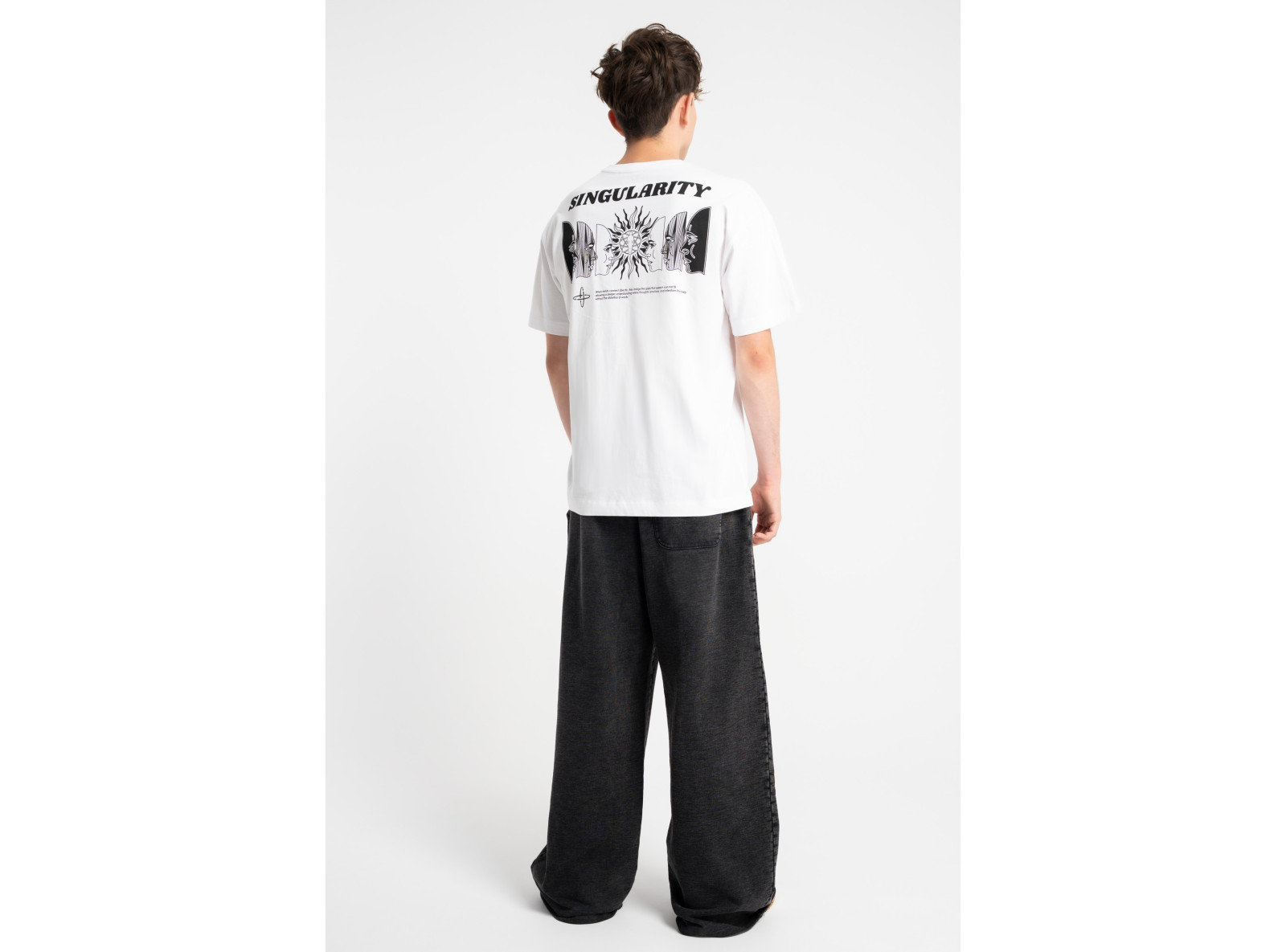 Biały t-shirt LOOSE z autorską grafiką z tyłu