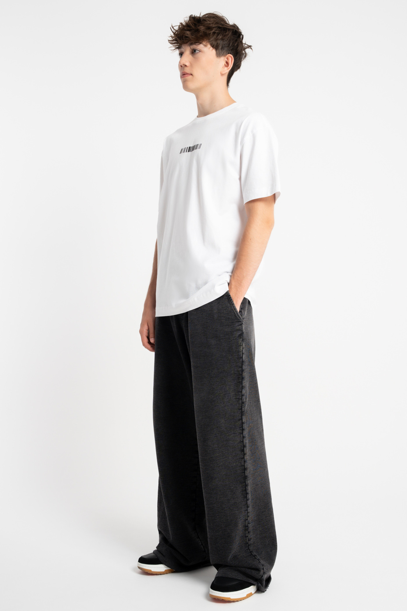 Biały t-shirt LOOSE z autorską grafiką z tyłu