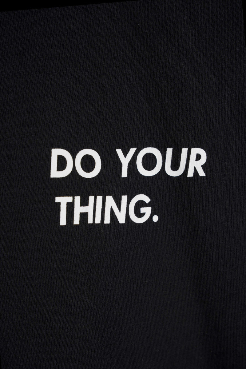 Czarny t-shirt OVERSIZE z autorską grafiką z tyłu