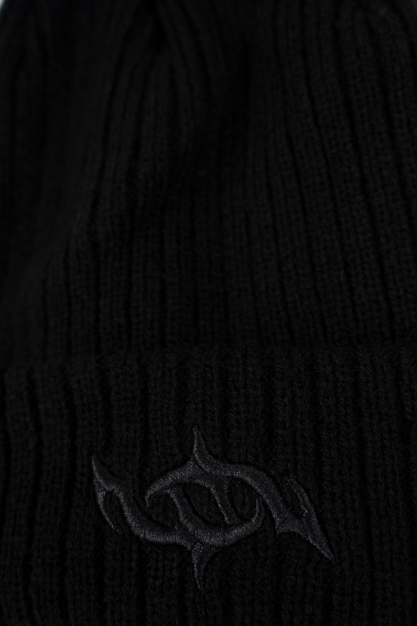 Czarna czapka zimowa z nadrukiem