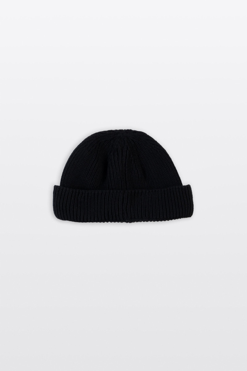 Czarna czapka zimowa z naszywką, czarny