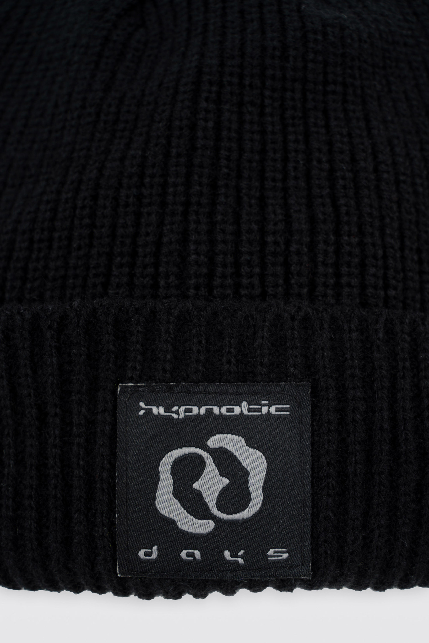 Czarna czapka zimowa z naszywką
