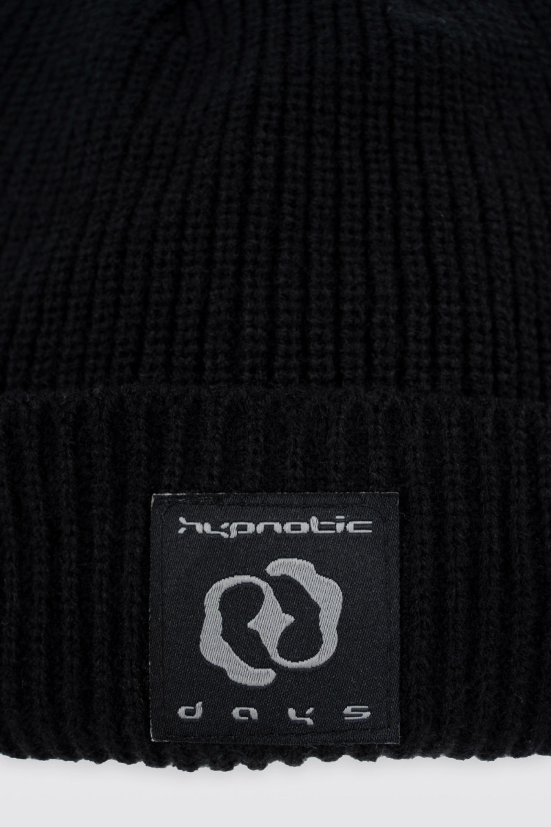 Czarna czapka zimowa z naszywką