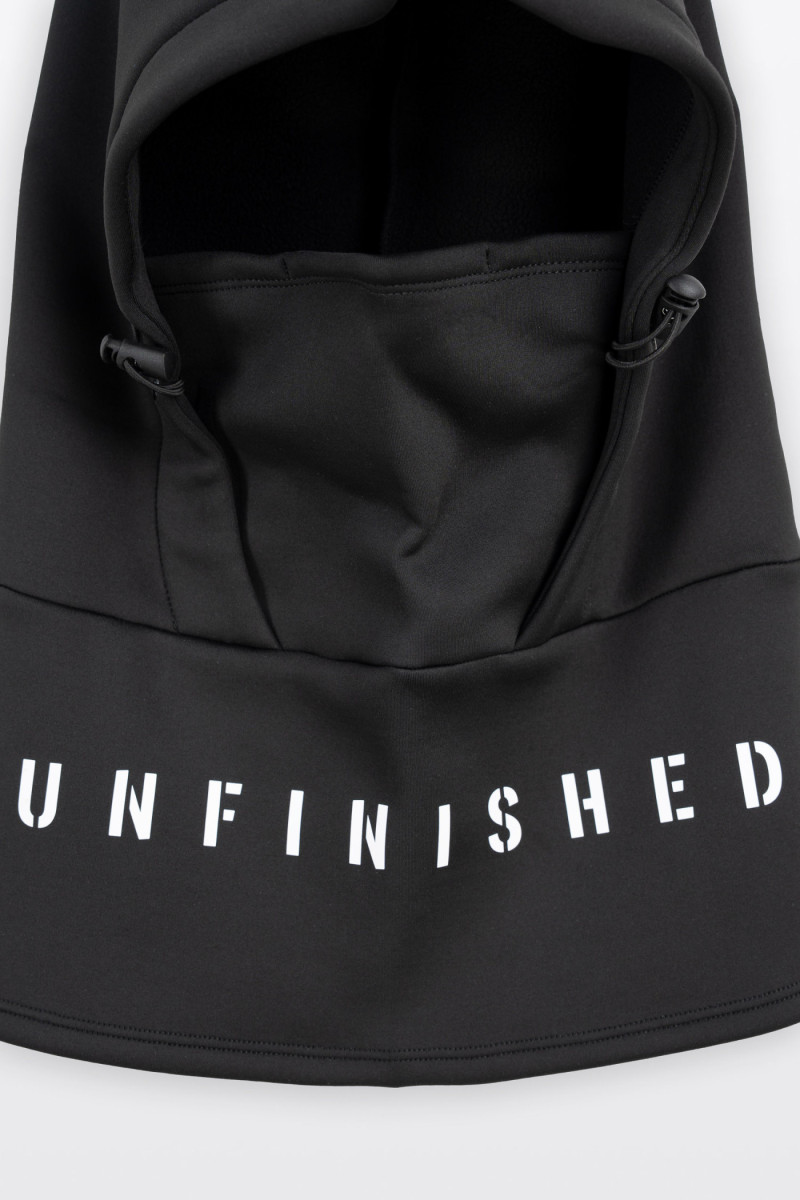 Ciemnoszara czapka z kominem z kontrastowym nadrukiem, czarny