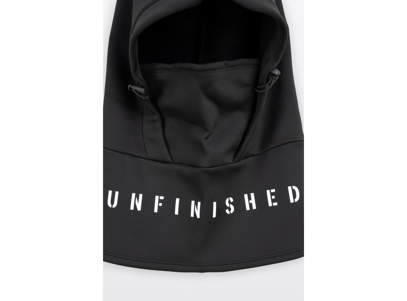 Ciemnoszara czapka z kominem z kontrastowym nadrukiem