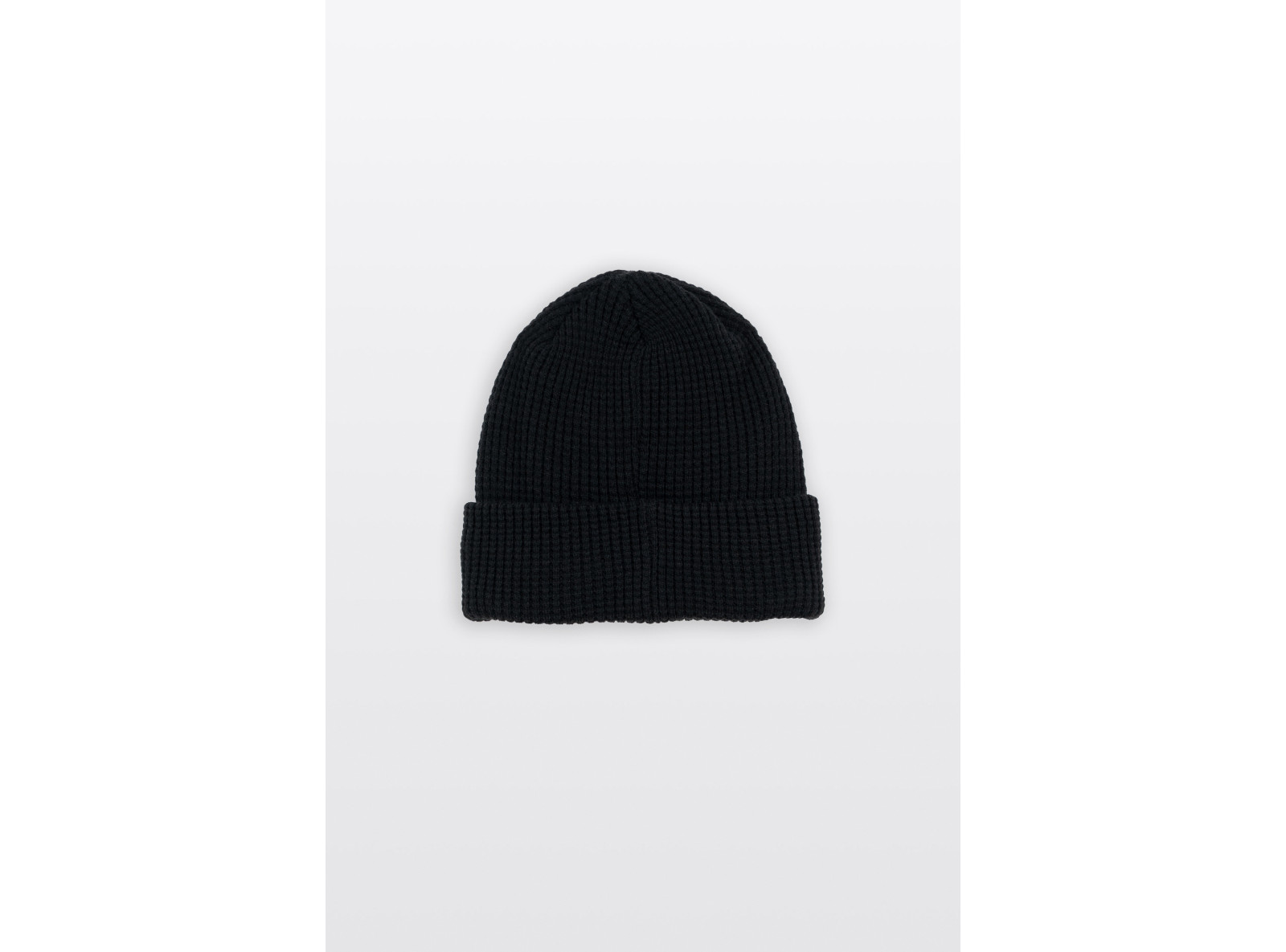 Czarna czapka zimowa z naszywką