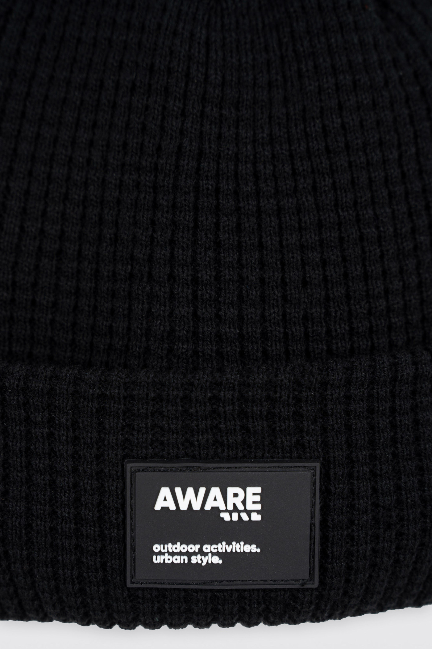 Czarna czapka zimowa z naszywką